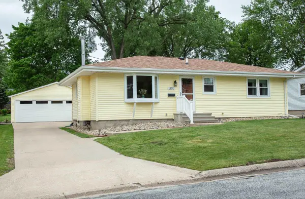 1831 4th Ave Nw, Waverly, IA 50677