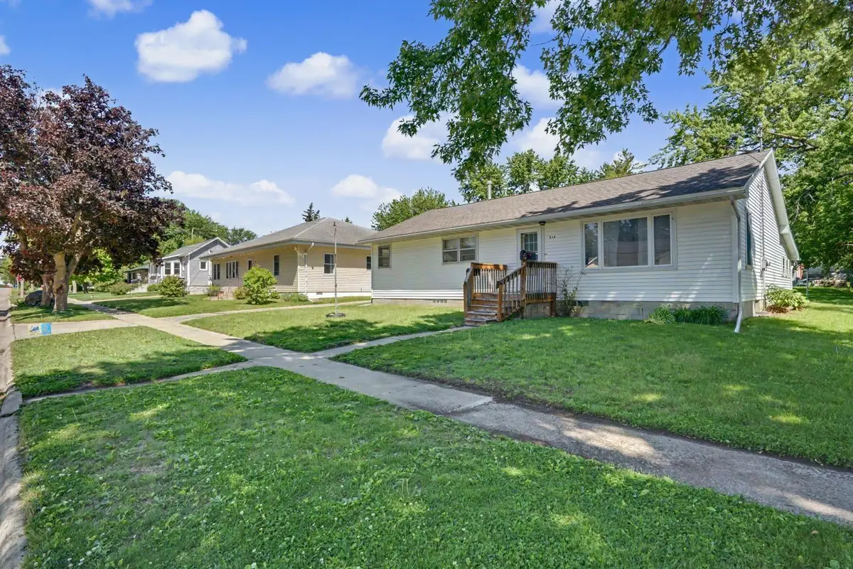714 6th St Ne, Independence, IA 50644 - #1