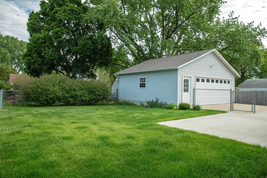 1826 2nd Ave Nw, Waverly, IA 50677 - #3