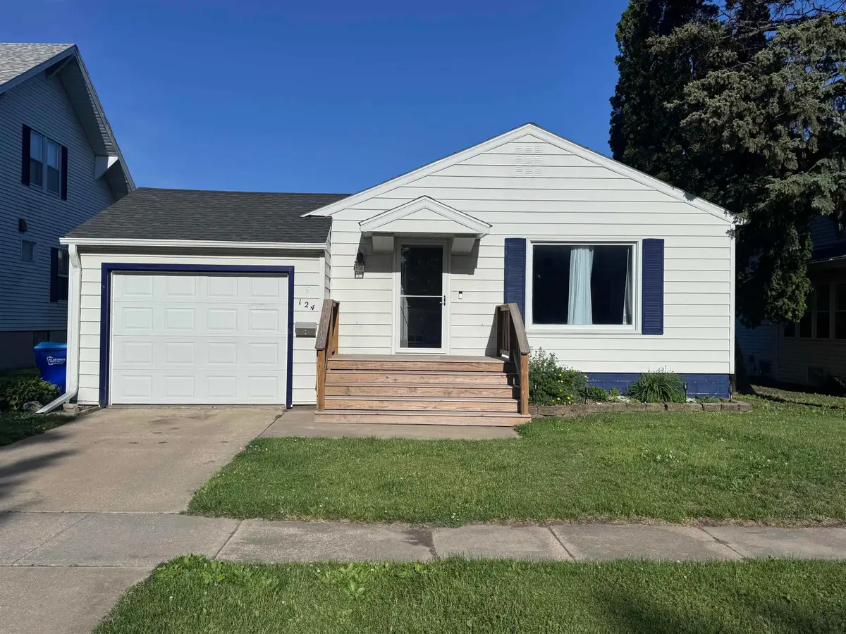 124 7th Ave Se, Oelwein, IA 50662 - #1