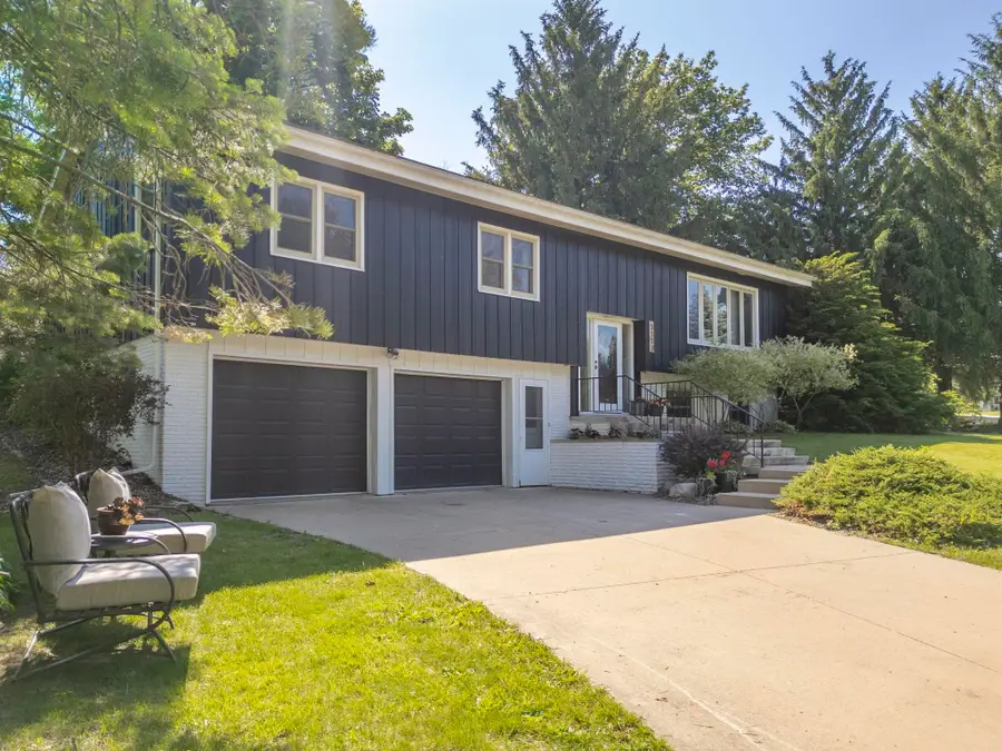 1117 Woodring Drive, Waverly, IA 50677 - #2