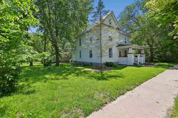 208 SE 4th Avenue, Waverly, IA 50677