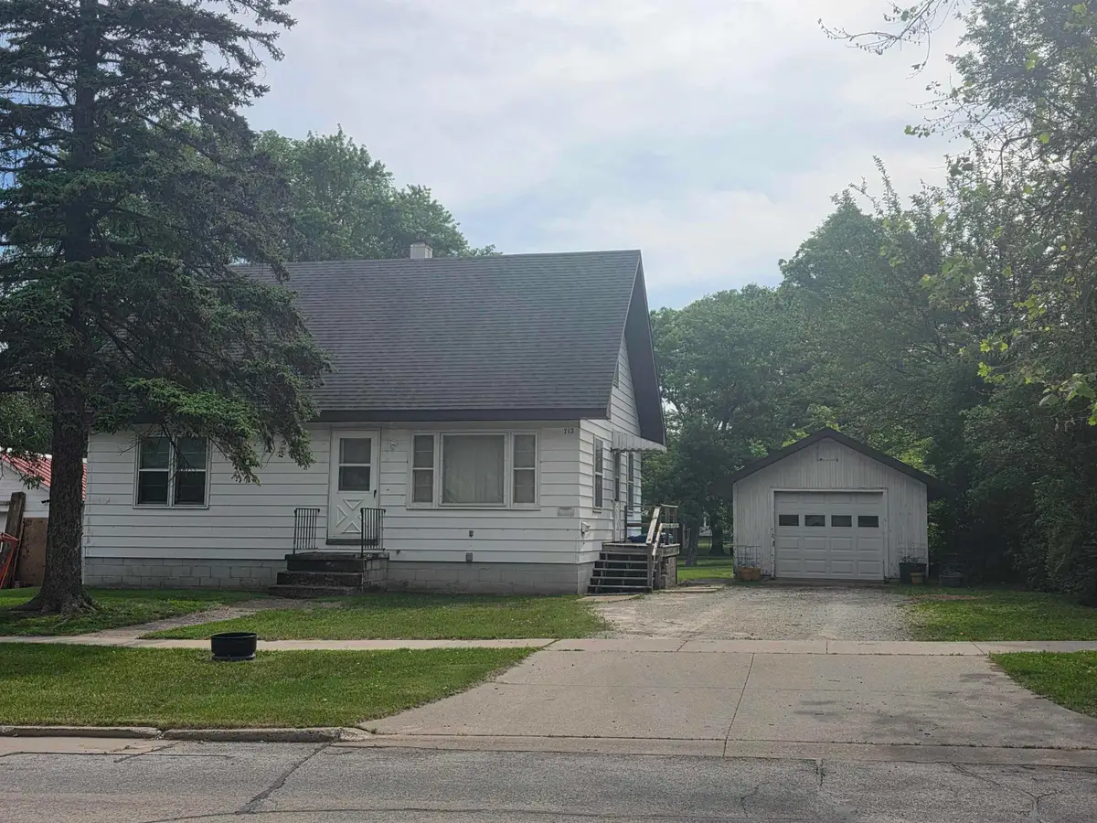 712 3rd Ave Ne, Independence, IA 50644 - #1