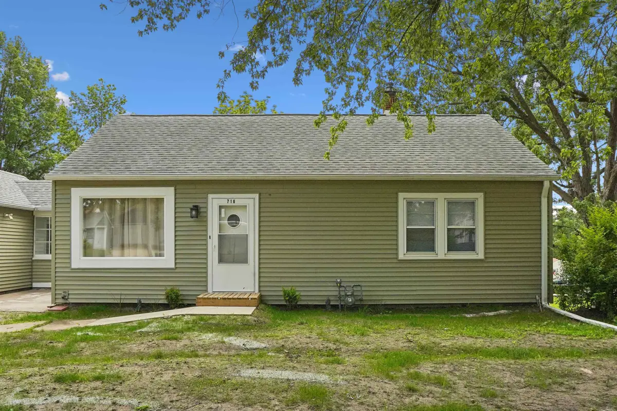 716 W 18th Street, Cedar Falls, IA 50613 - #1