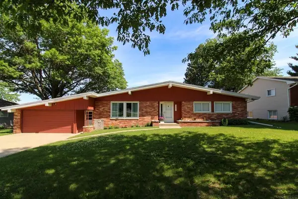 1205 E Avenue, Grundy Center, IA 50638