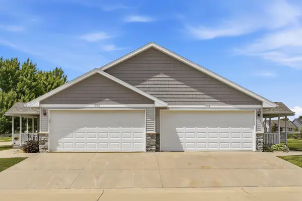 904 NE Cresent View Drive, Cedar Rapids, IA 52402
