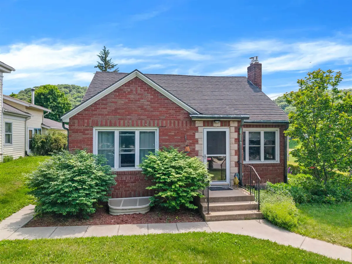 399 Center Street, Lansing, IA 52151 - #1