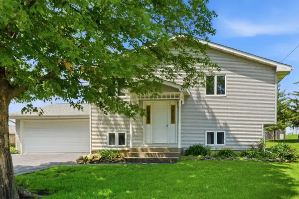 909 W Delaware Street, Manchester, IA 52057