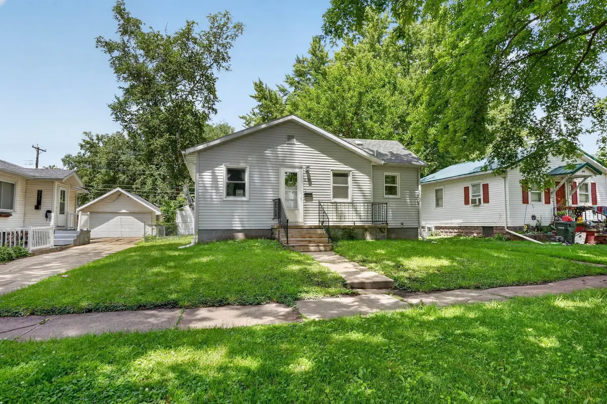 818 Home Park Boulevard, Waterloo, IA 50701 - #1