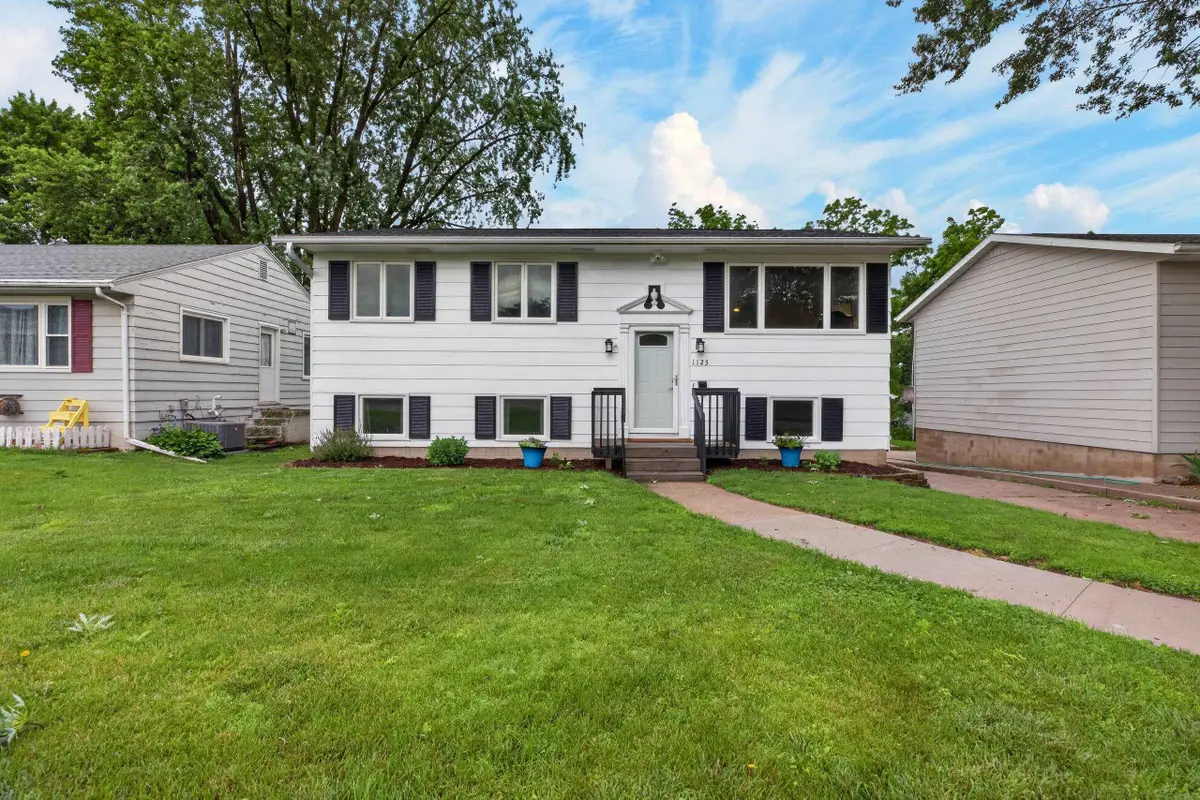 1123 W 9th Street, Cedar Falls, IA 50613 - #1