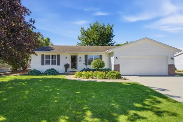 2208 Oxford Lane, Cedar Falls, IA 50613
