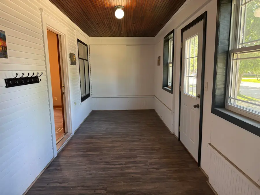 219 W 2nd Avenue, Cresco, IA 52136 - #3