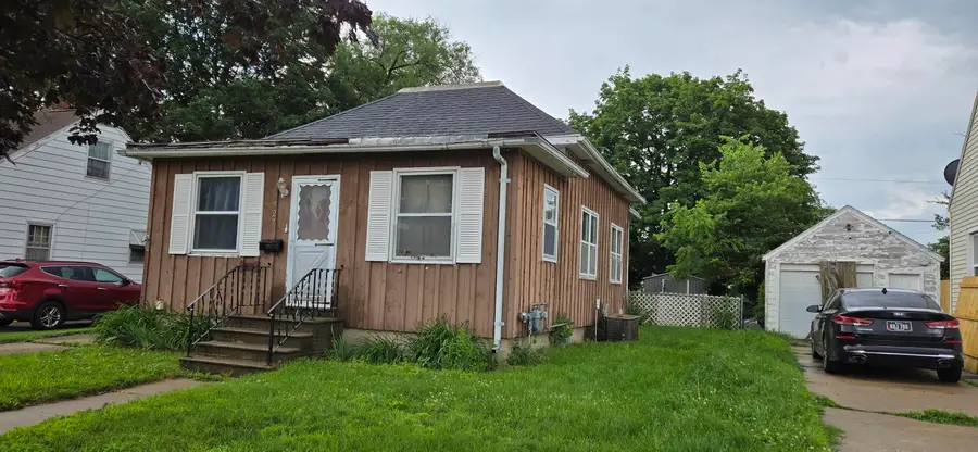 927 Newton Street, Waterloo, IA 50703 - #3