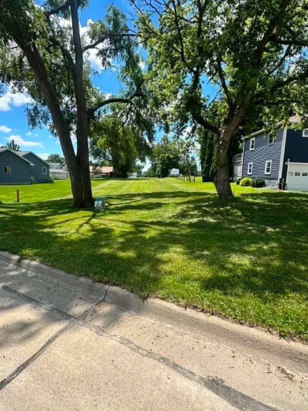 000 Gray Street, Elk Run Heights, IA 50707