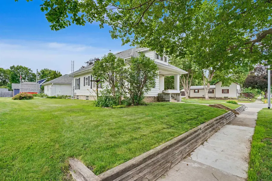 402 NW 4th Avenue, Waverly, IA 50677 - #3