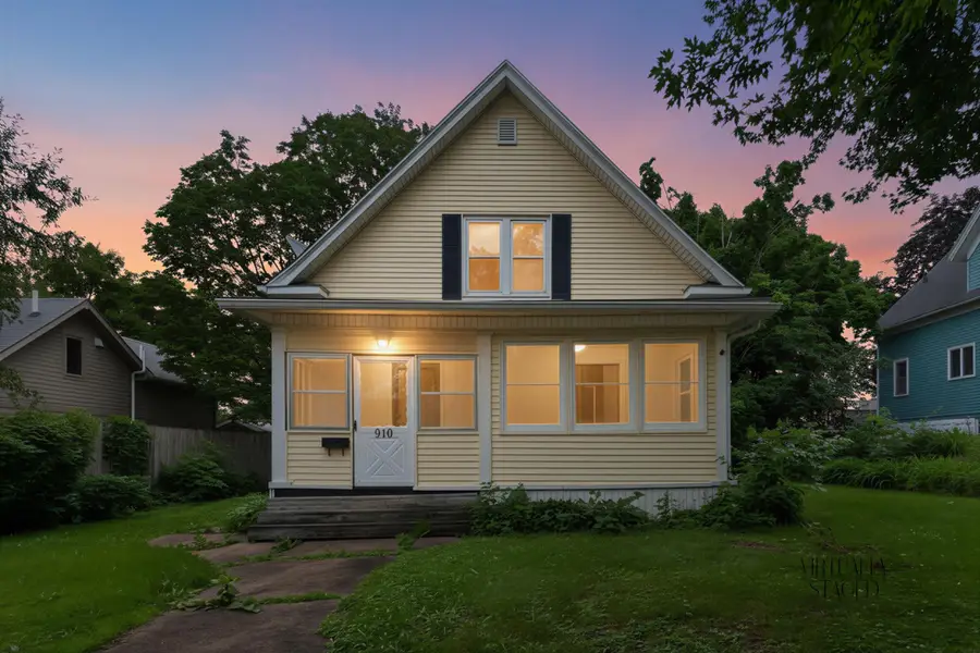 910 Walnut Street, Cedar Falls, IA 50613 - #2