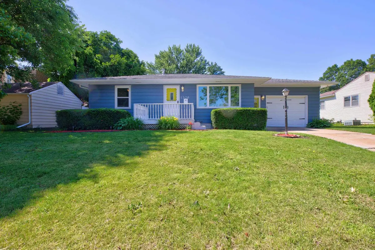 1306 W 6th Street, Cedar Falls, IA 50613 - #1