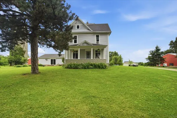 1224 240th Street, Waverly, IA 50677