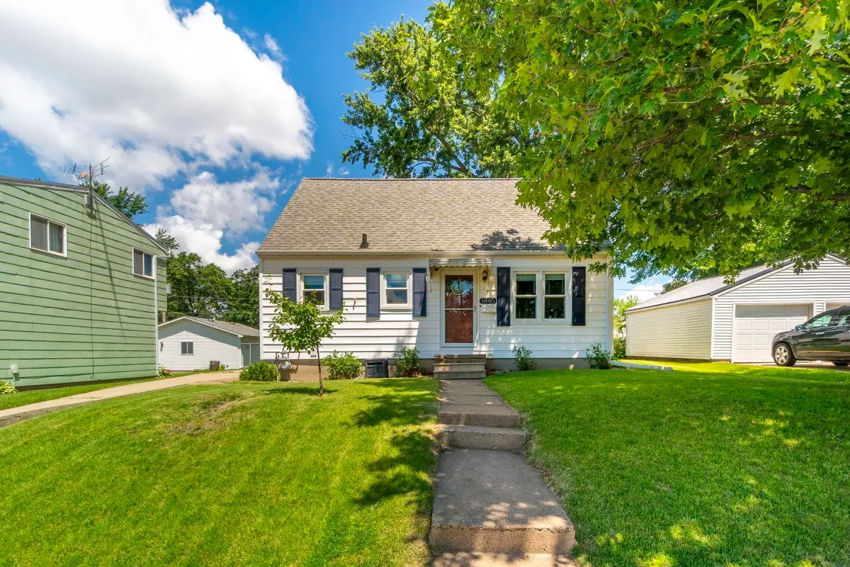 1445 E Mitchell Avenue, Waterloo, IA 50702 - #1