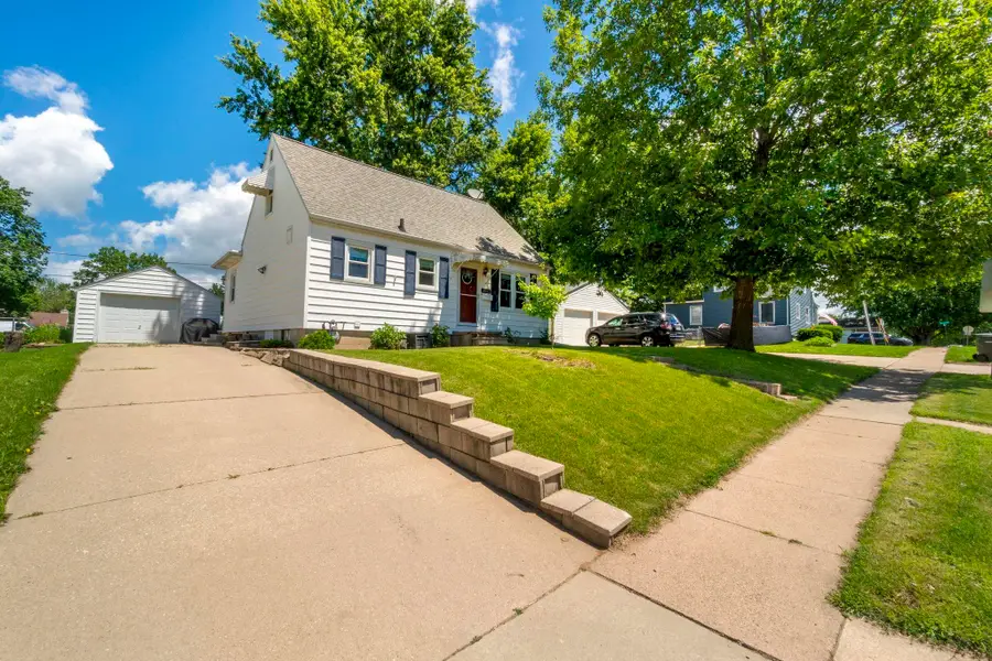 1445 E Mitchell Avenue, Waterloo, IA 50702 - #3