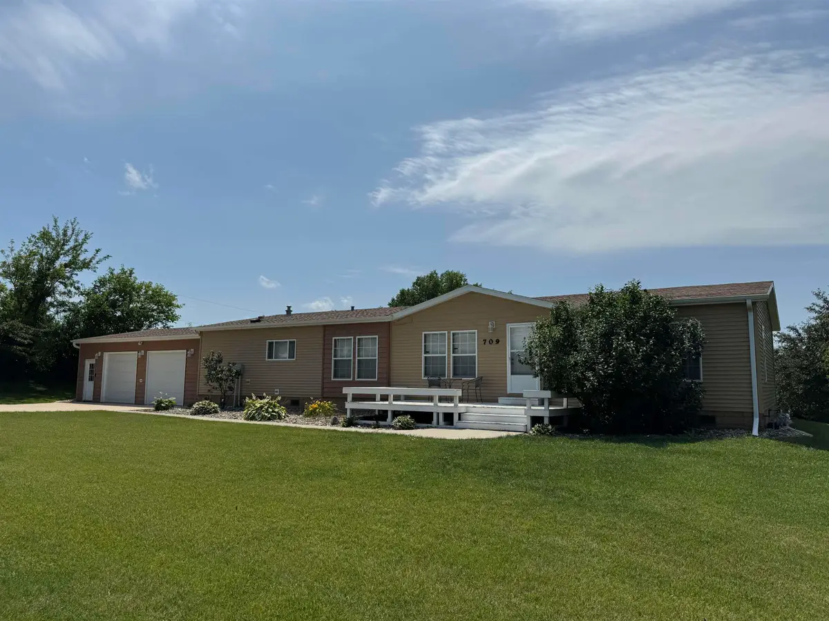709 6th Street, Parkersburg, IA 50665 - #1