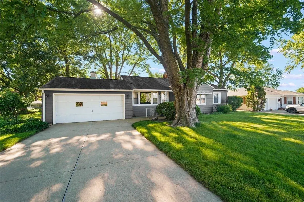 3314 Scenic Dr, Cedar Falls, IA 50613 - #1
