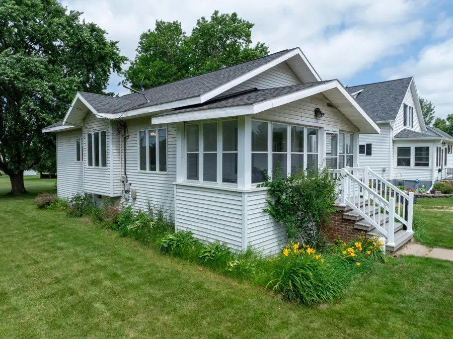 811 N Railroad Street, Sumner, IA 50674 - #2