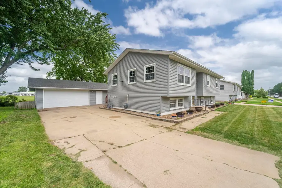2304 NW 3rd Avenue, Waverly, IA 50677 - #2