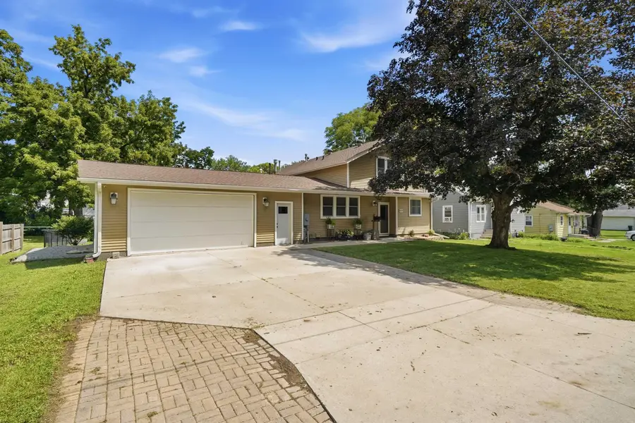 927 W 14th Street, Cedar Falls, IA 50613 - #2