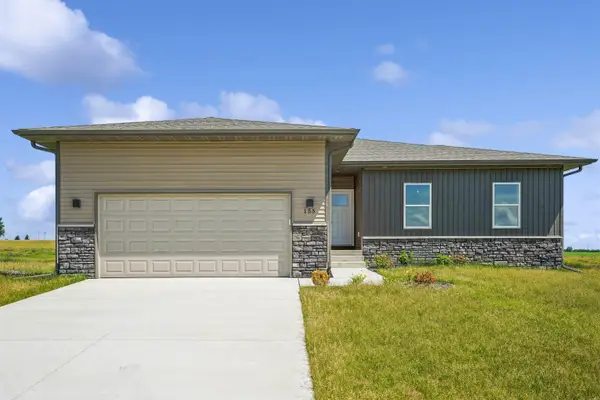 155 Paradise Blvd Boulevard, Waterloo, IA 50701