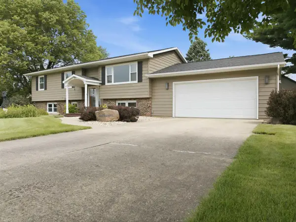 202 Summit Drive, Waverly, IA 50677