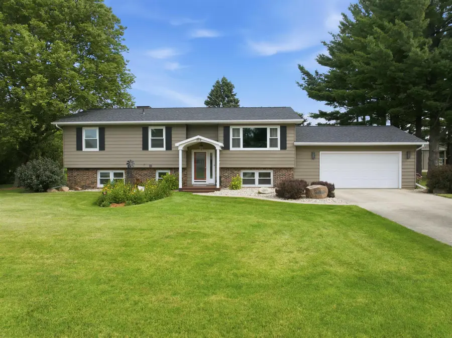202 Summit Drive, Waverly, IA 50677 - #2