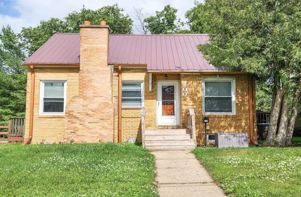 200 S Wayne Street, Manchester, IA 52057