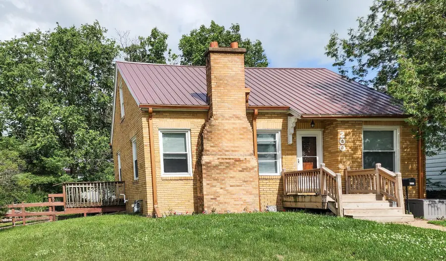200 S Wayne Street, Manchester, IA 52057 - #2