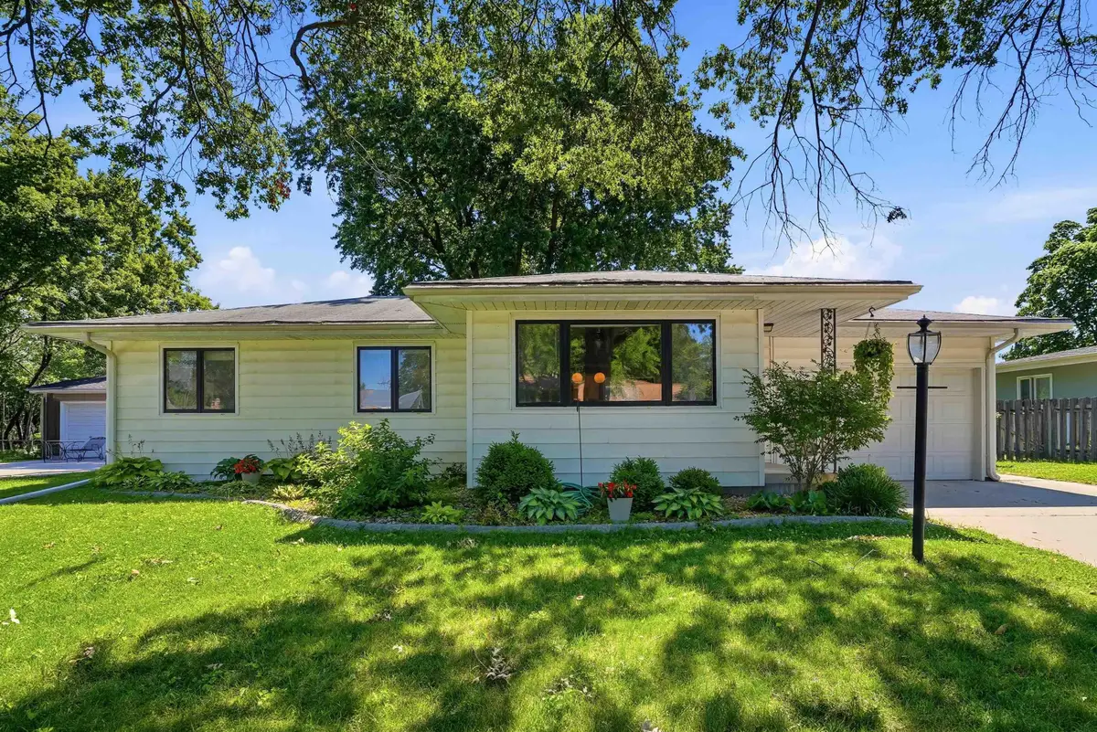 2216 Linnwood Drive, Cedar Falls, IA 50613 - #1