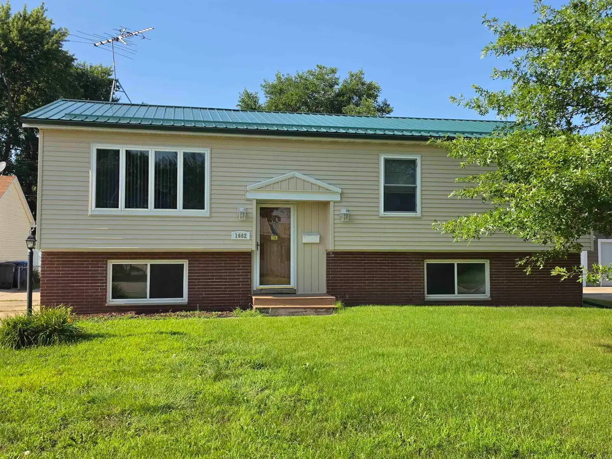 1662 Oakwood Drive, Waterloo, IA 50703 - #1