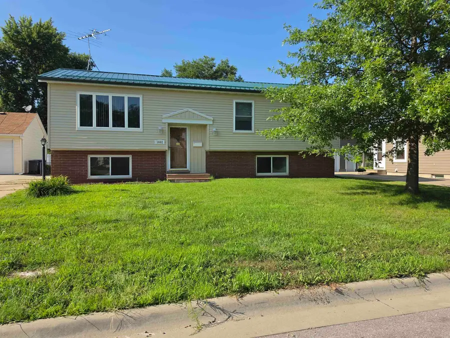 1662 Oakwood Drive, Waterloo, IA 50703 - #2