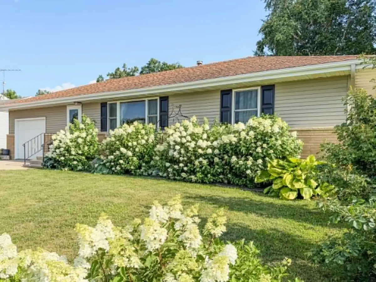 417 W 6th Avenue, Cresco, IA 52136 - #1