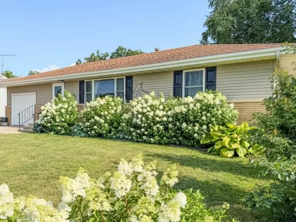 417 W 6th Avenue, Cresco, IA 52136