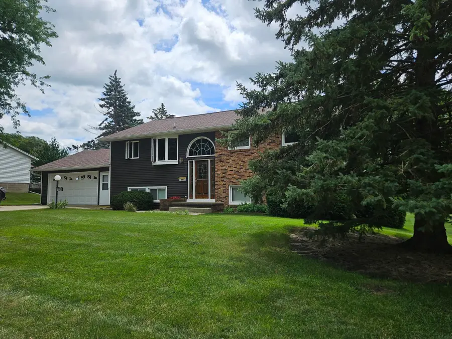 706 7th St Se, Oelwein, IA 50662 - #3