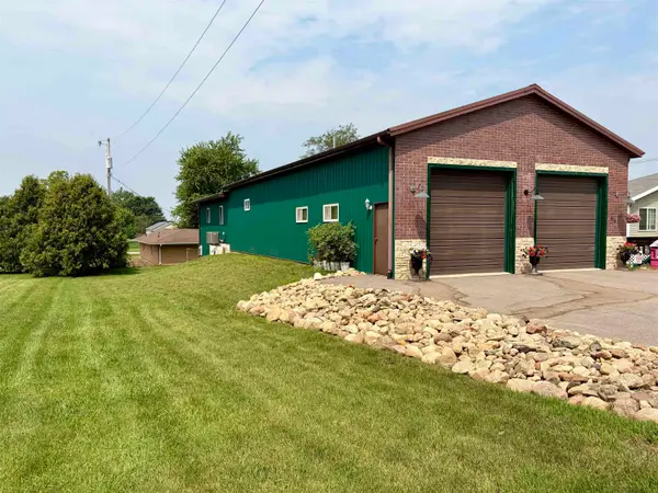 514 S 4th Street, Winthrop, IA 50682