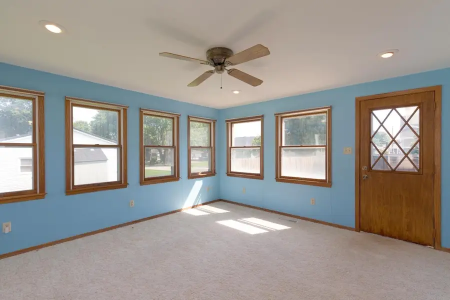 406 Meadowbrook Lane, Waterloo, IA 50701 - #2