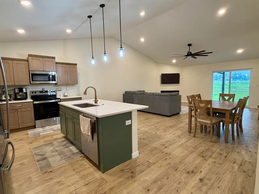 204 E Lillian Avenue, Conrad, IA 50621 - #3