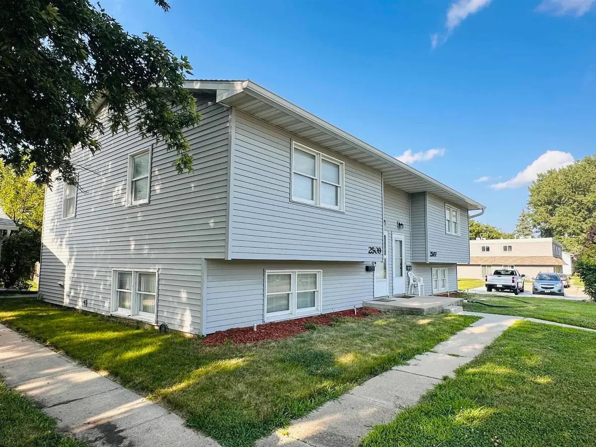 2507 W 4th St #2507 & 2509, Cedar Falls, IA 50613 - #1