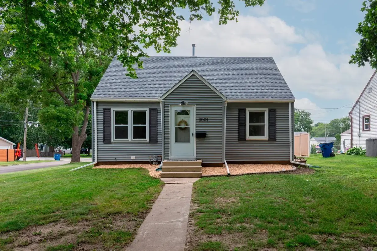 2001 W 7th Street, Waterloo, IA 50702 - #1