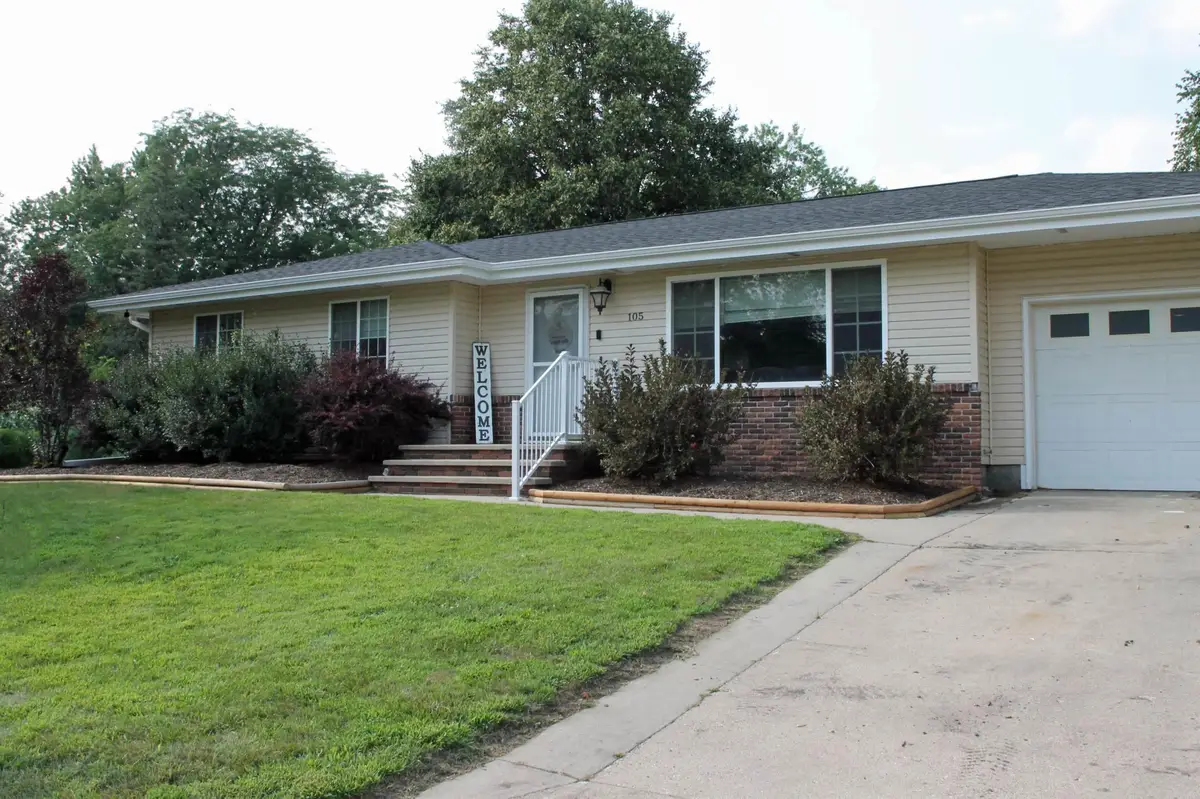 105 8th Parkway, Waverly, IA 50677 - #1