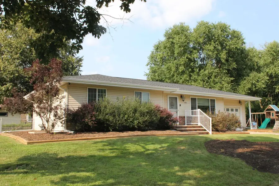 105 8th Parkway, Waverly, IA 50677 - #2