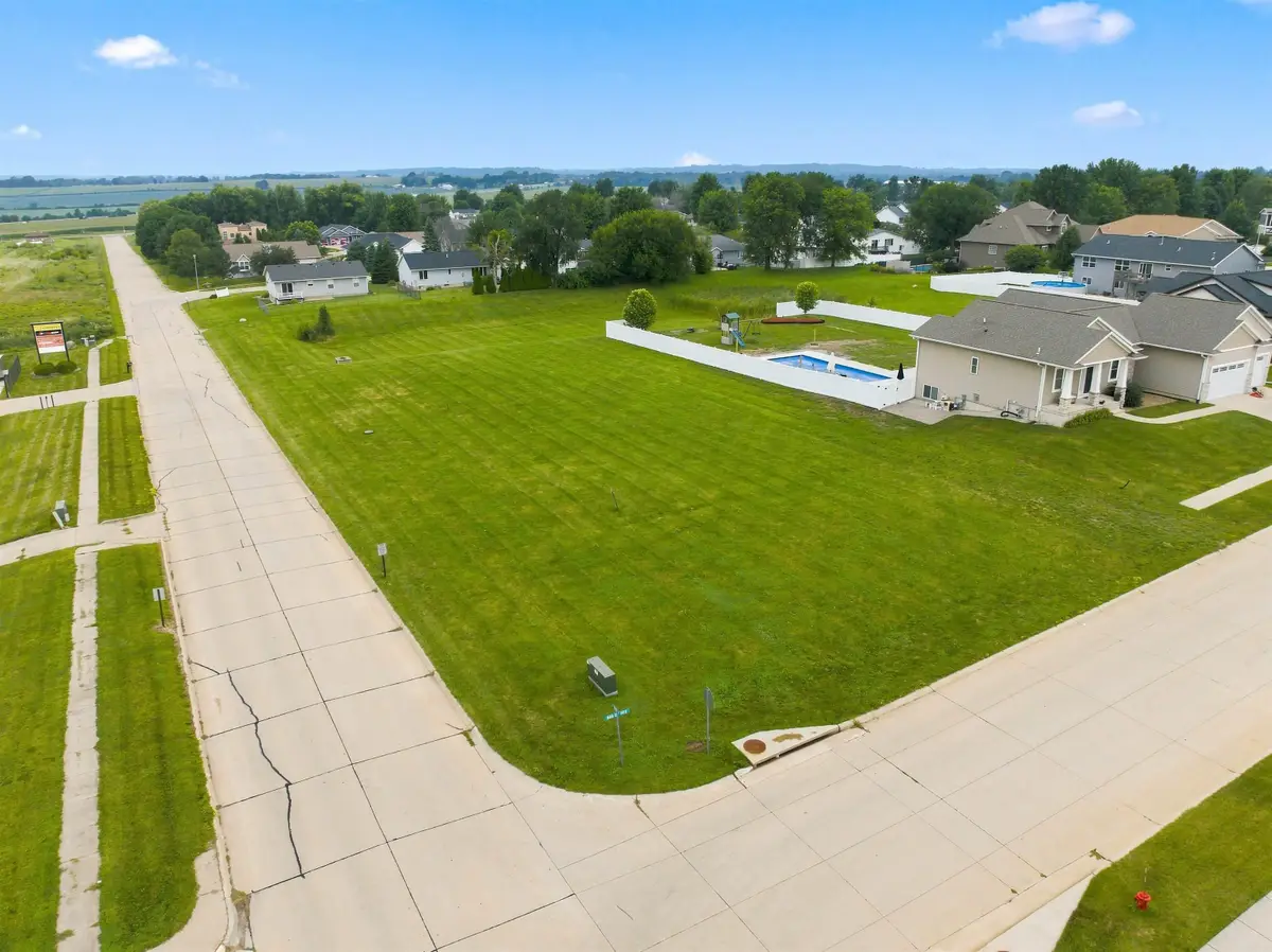 829 Main Street S, Center Point, IA 52213 - #1