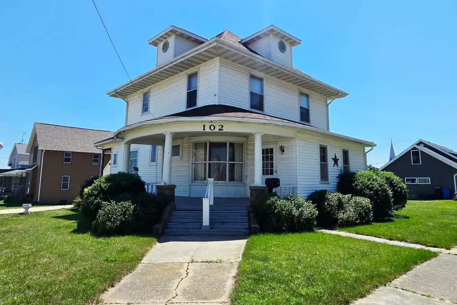 102 S Locust Avenue, New Hampton, IA 50659 - #2