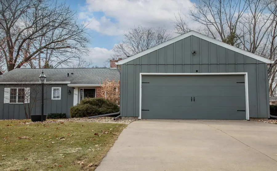 1307 Cedar River Drive, Waverly, IA 50677 - #2